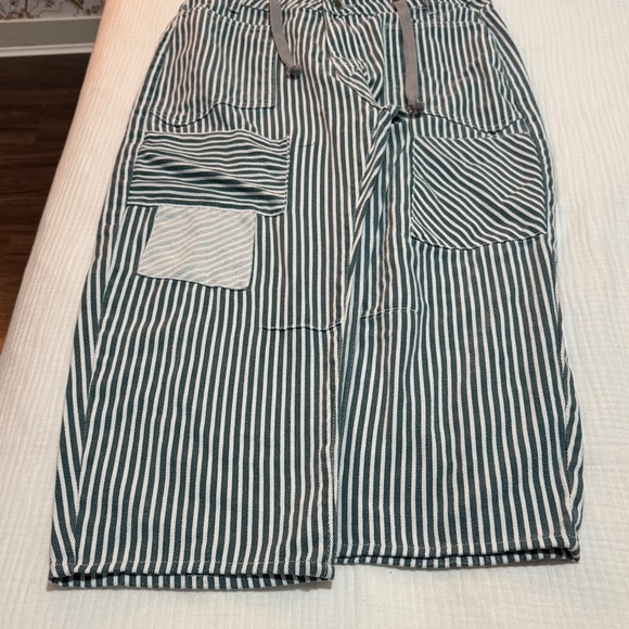 Chic Striped Women's Capris - Picture 2 of 2